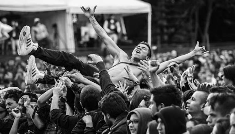 SALTO, SALTO, PATADA Y CODO: UN RITUAL INCOMPARABLE.